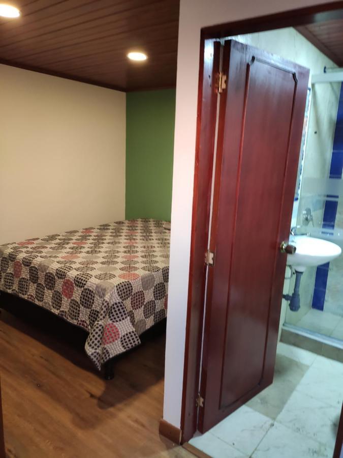 La Parada Del Tren Hostel Bogotá Kültér fotó