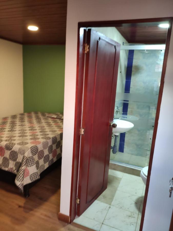 La Parada Del Tren Hostel Bogotá Kültér fotó