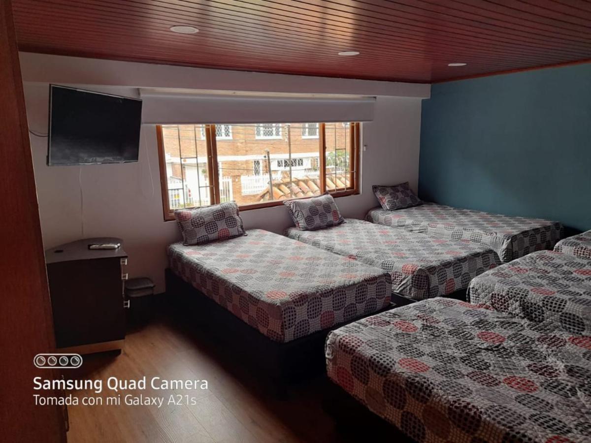 La Parada Del Tren Hostel Bogotá Kültér fotó